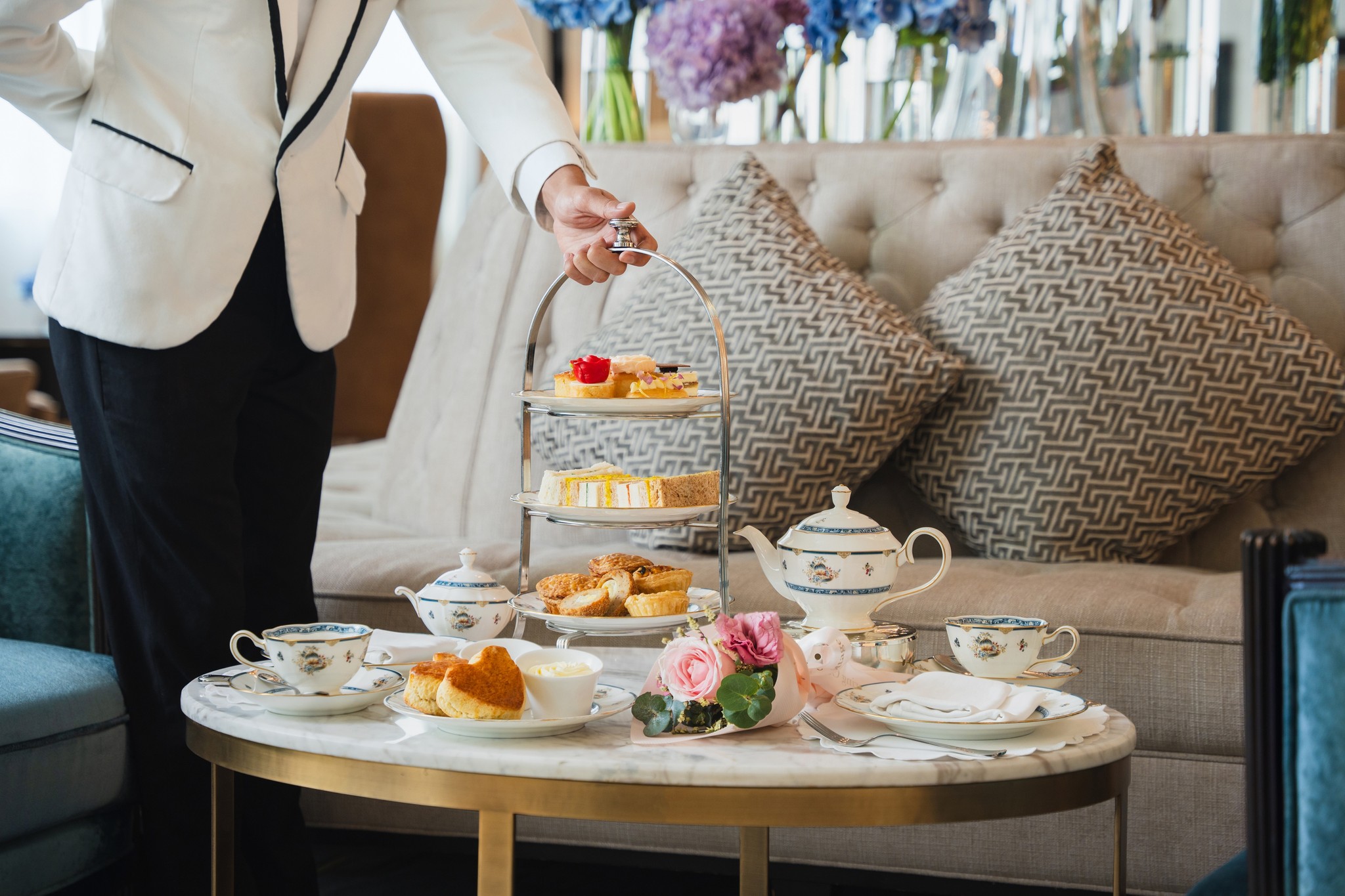 「THE LOBBY LOUNGE」にてアフタヌーンティーをお楽しみください